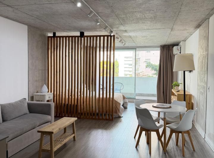 Monoambiente grande de 50 m² totalmente equipado y listo para ingresar, ubicado