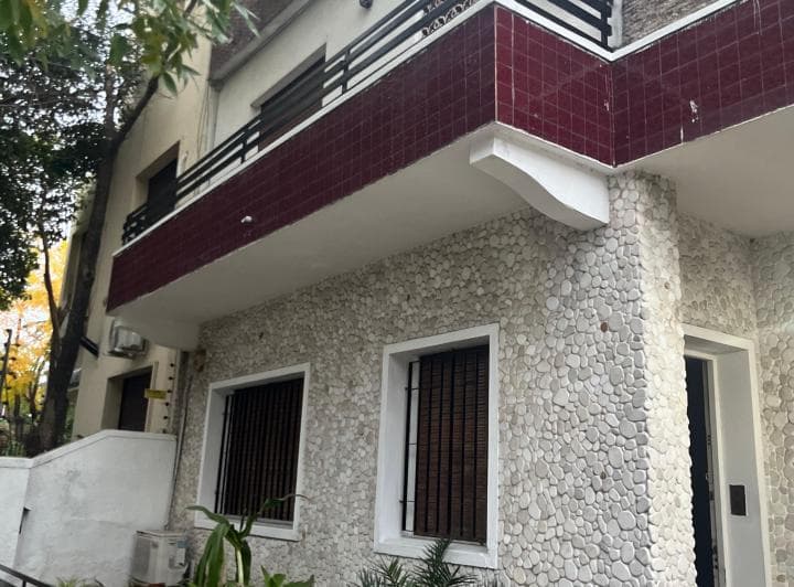 Casa con jardín al frente cochera living comedor hogar quincho parrilla cocina c