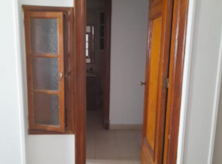 Ingreso desde el living comedor a dormitorio y bañ