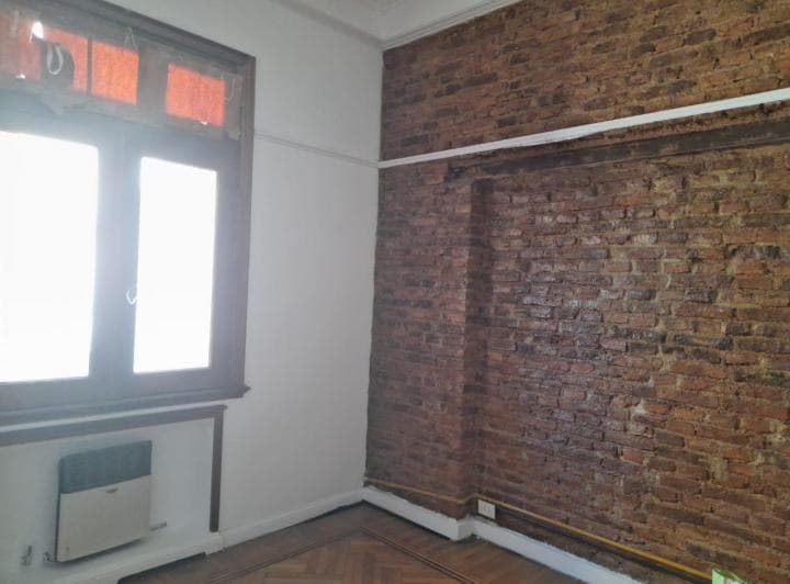 Cuarto con pared de ladrillo.