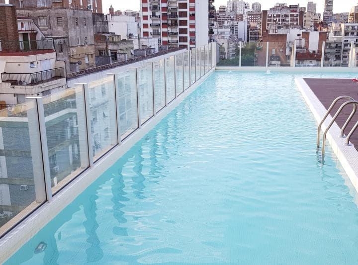 Vista parcial de la piscina