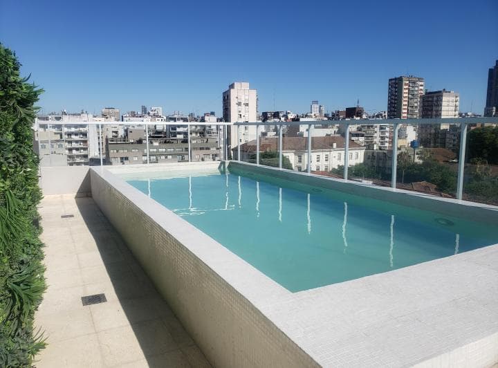 Hermosa piscina todo el dia con sol