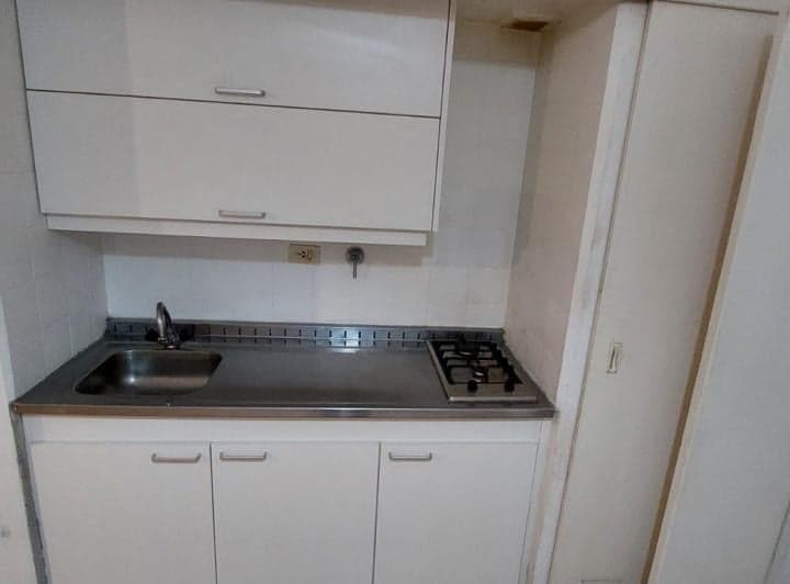 Alquilo monoambiente en Juncal y Suipacha. 30 m2, con baño completo y kitchenet.