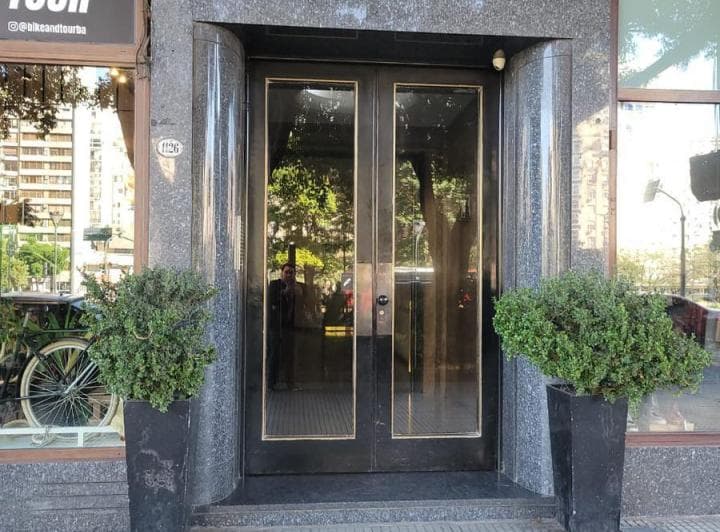 Excelente Departamento con Jardín Propio - Cerrito al 1100
Ubicación estratégica