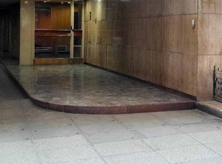Esta ubicado en uno de los mejores barrios de la ciudad, a 50 metros de Av Santa