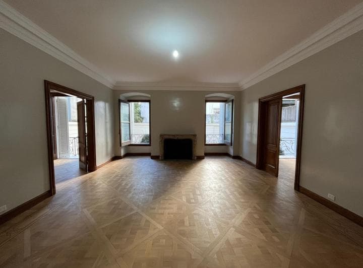 Excelente Piso REFACCIONADO A NUEVO en un edificio residencial clásico de estilo