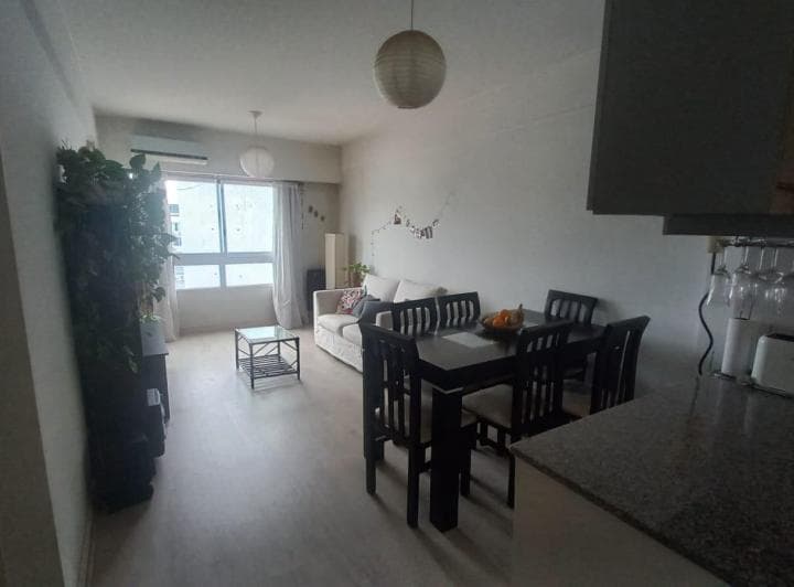 EXCELENTE DEPARTAMENTO DE 2 AMB. AL FRENTE, MUY LUMINOSO. COCINA INTEGRADA CON M