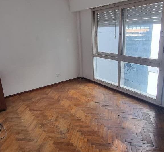 Depto de 2 ambientes – Súper luminoso y amplio – Edificio de 8 pisos, en Av. Cor