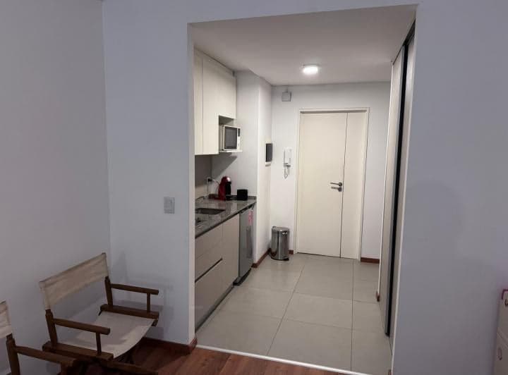 Este amplio y luminoso monoambiente, apto profesional, te ofrece todo lo que nec