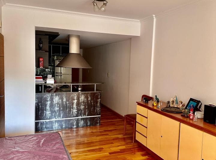 Departamento de 2 ambientes. Semi piso, solo 2 departamentos por piso. Súper lum