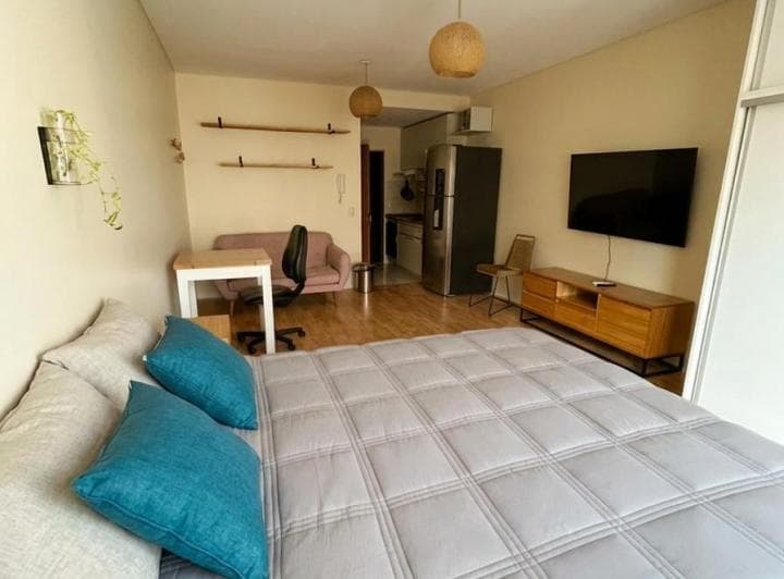 Monoambiente Amoblado con Vista Abierta en Villa Crespo
Hermoso monoambiente am