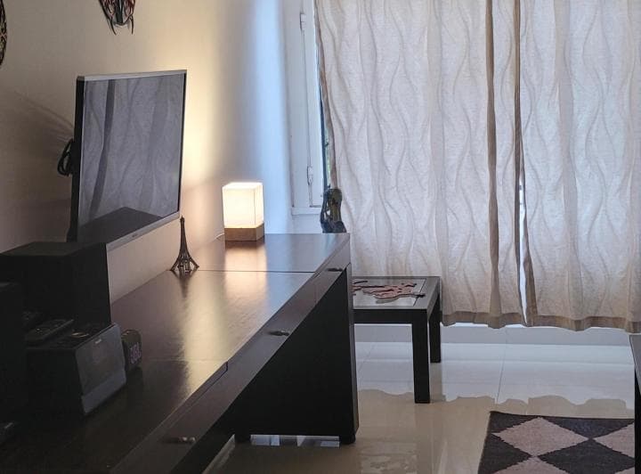 Devoto R
2 ambientes grande
Planta baja al frente
todos los servicios
Living com