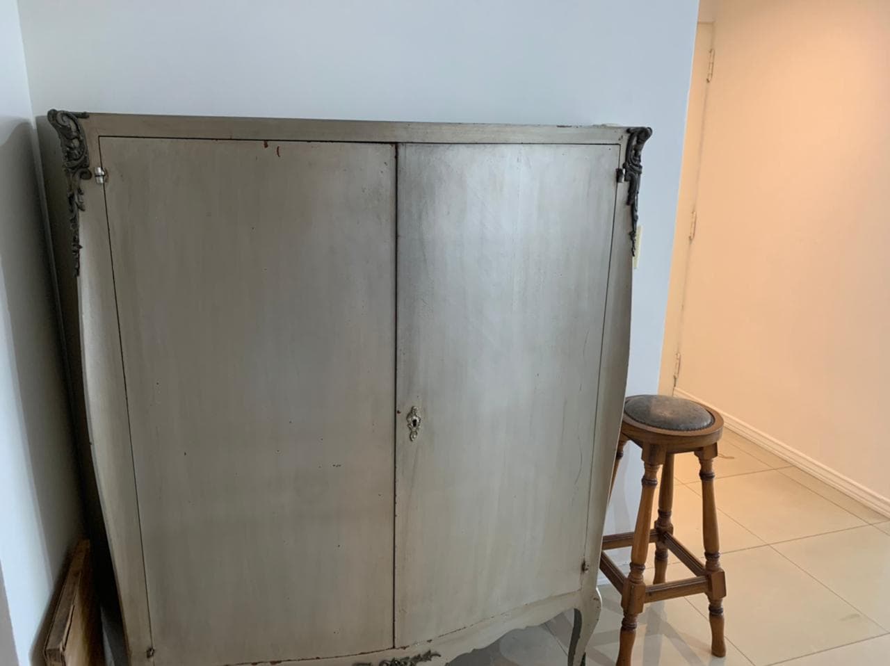 Detalle de mueble antiguo y silla de bar.
