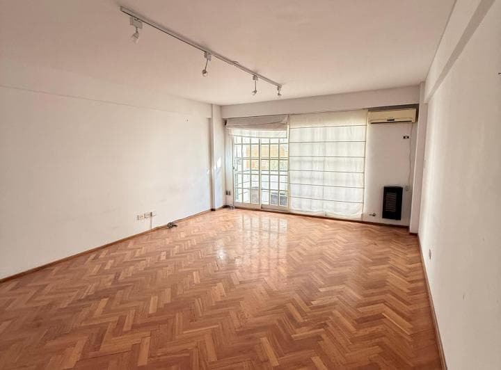 Monoambiente contrafrente con balcón piso alto muy luminoso en excelente estado