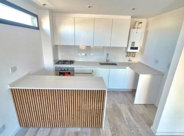 Excelente semipiso a estrenar con cochera fija.
Living-comedor con cocina integ