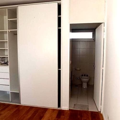 Ubicado en Céspedes y Moldes en un cuarto piso de una calle tranquila a tres cua