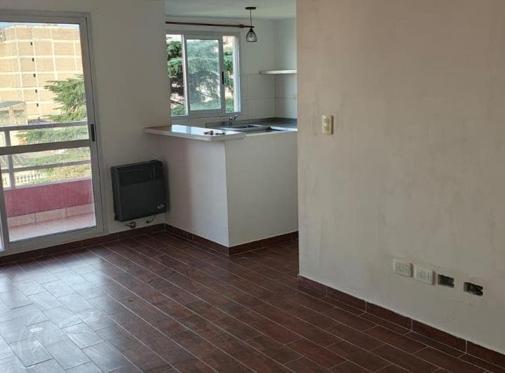 Es un departamento de 2 ambientes a la calle comedor con cocina integrada, dormi