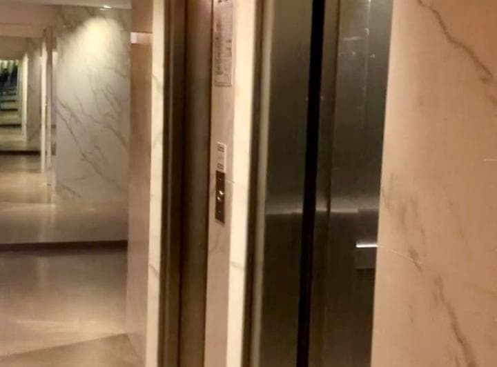 Este hermoso departamento muy luminoso y silencioso con balcón al contrafrente c