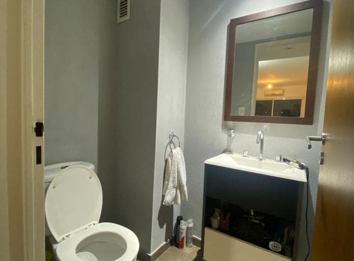 2 ambientes muy luminosos, con orientación norte. Living comedor con balcón con