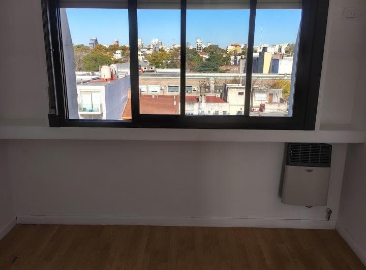 El departamento se encuentra en una de las mejores zonas, frente balcón y contra