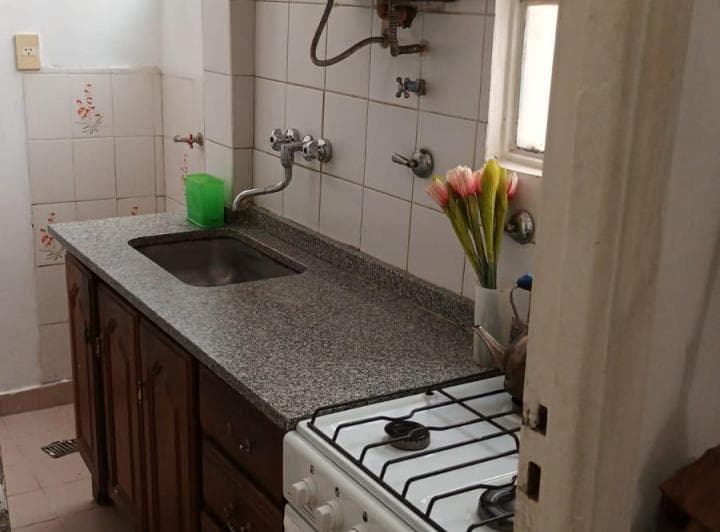 Luminoso departamento de dos ambientes al frente con balcón, ubicado a metros de