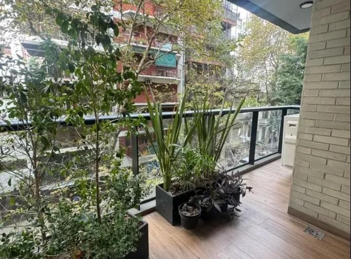 Descubre este encantador departamento en el corazón de Palermo. Con una superfic