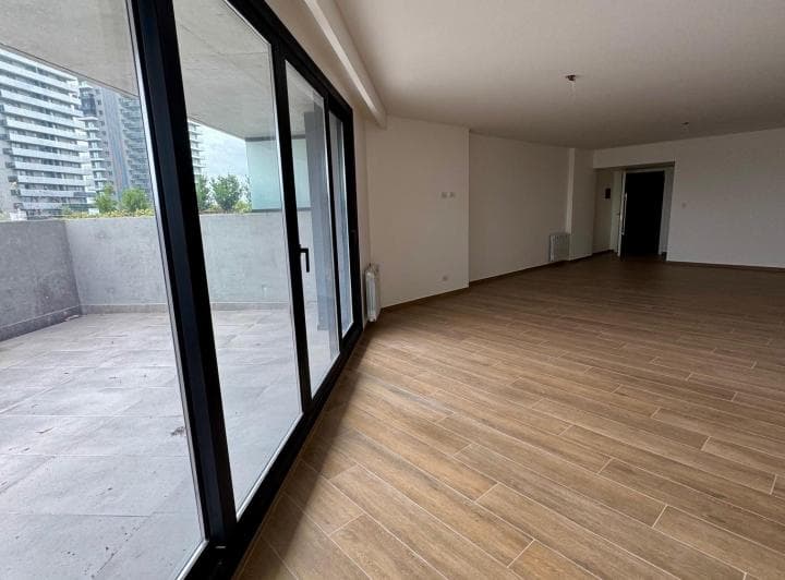 DUEÑO ALQUILA
Piso 1 CON PATIO
Excelente oportunidad de alquiler en Puerto Nort