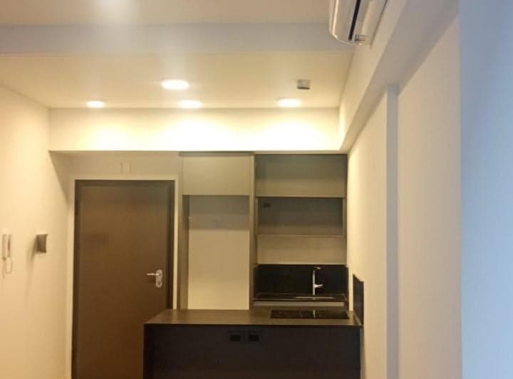 Vista de acceso y cocina