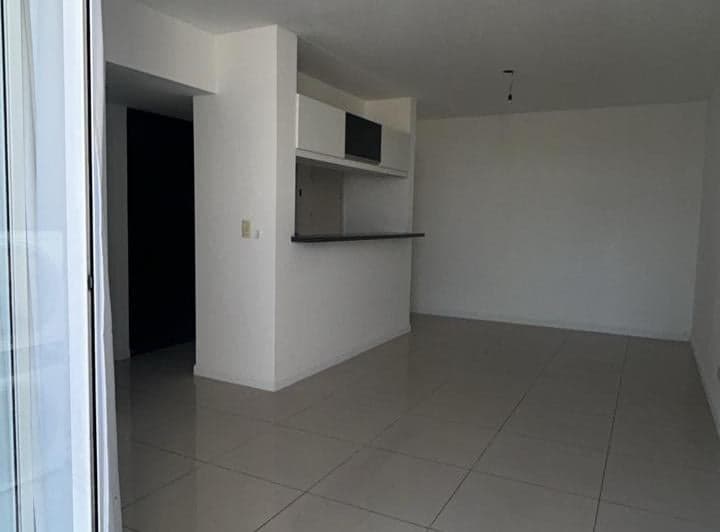 Alquiler en inmejorable ubicación
2 ambientes con balcón a la calle
Piso alto