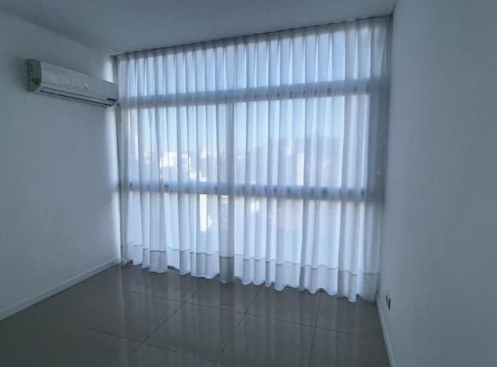 Alquiler en inmejorable ubicación
2 ambientes con balcón a la calle
Piso alto