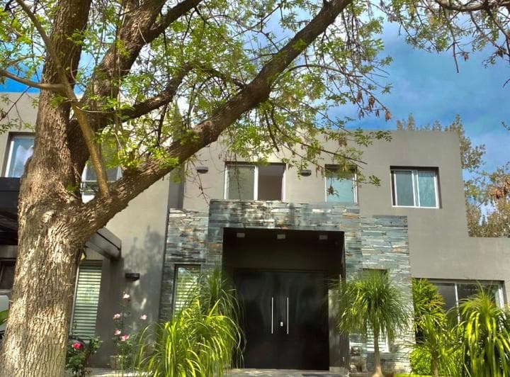 Casa Alquiler 320m² de 6 ambientes