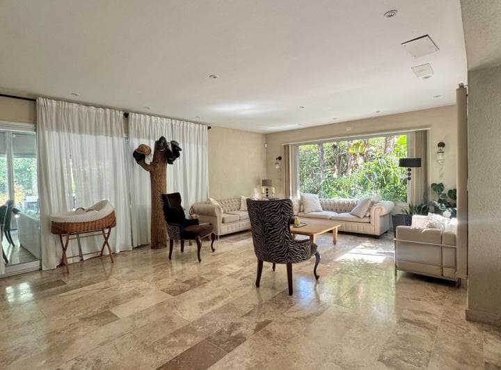 Casa de 6 ambientes Alquiler USD 3.500
