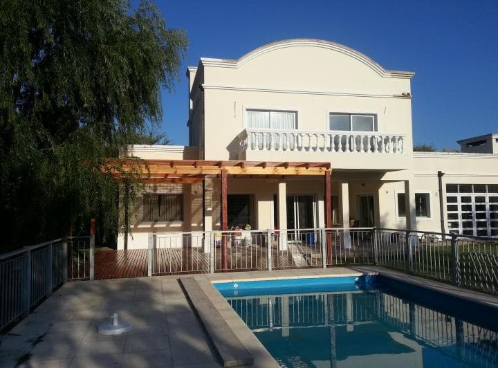 Casa · 275m² · 7 Ambientes · 2 Cocheras