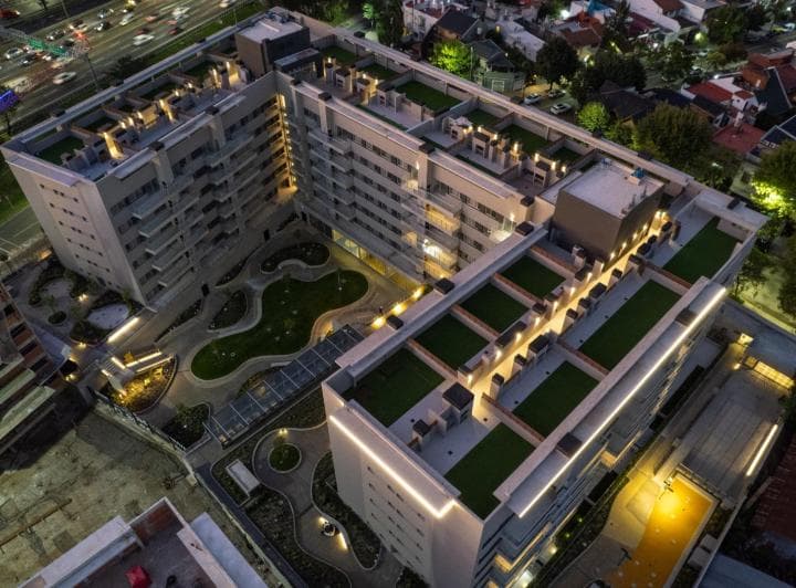 Este departamento en alquiler se encuentra en un edificio moderno con una destac