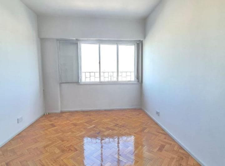 Descripción
DEPARTAMENTO CÉNTRICO SÚPER LUMINOSO con mucha ventilación. Piso AL