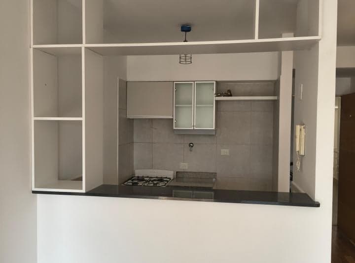 Departamento muy luminoso al contrafrente, ubicado en el tercer piso del edifici