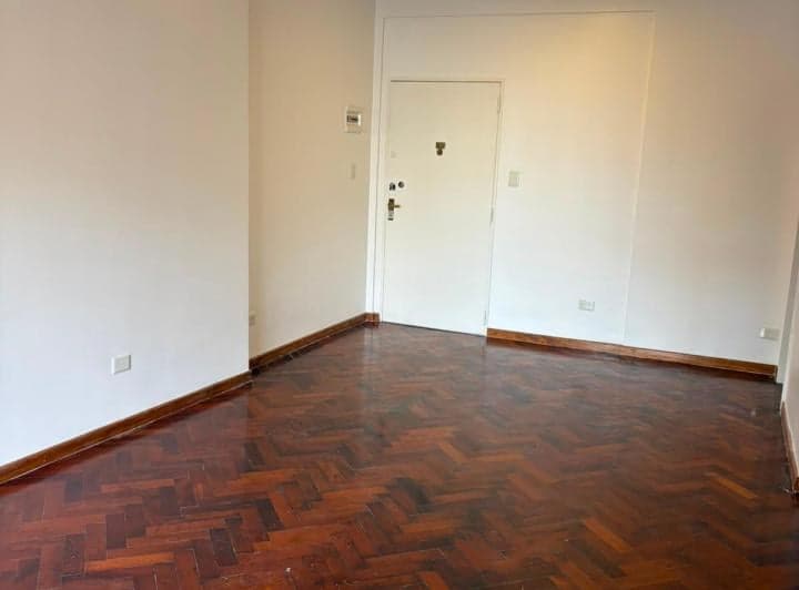 Luminoso departamento de 75 m² totales al frente, completamente reciclado a nuev