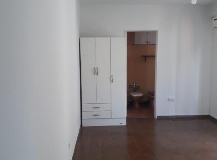 Luminoso monoambiente lateral con baño y cocina completa con espacio para helade