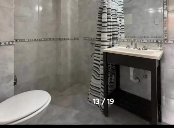 Monoambiente amoblado con cama matrimonial, aire acondicionado y heladera.
Bajas