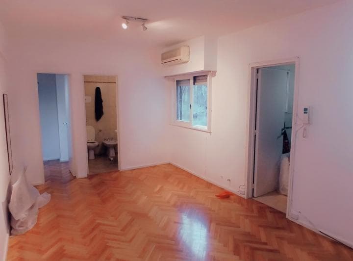 Monoambiente con cocina completa e independiente. Placard vestidor grande y baño
