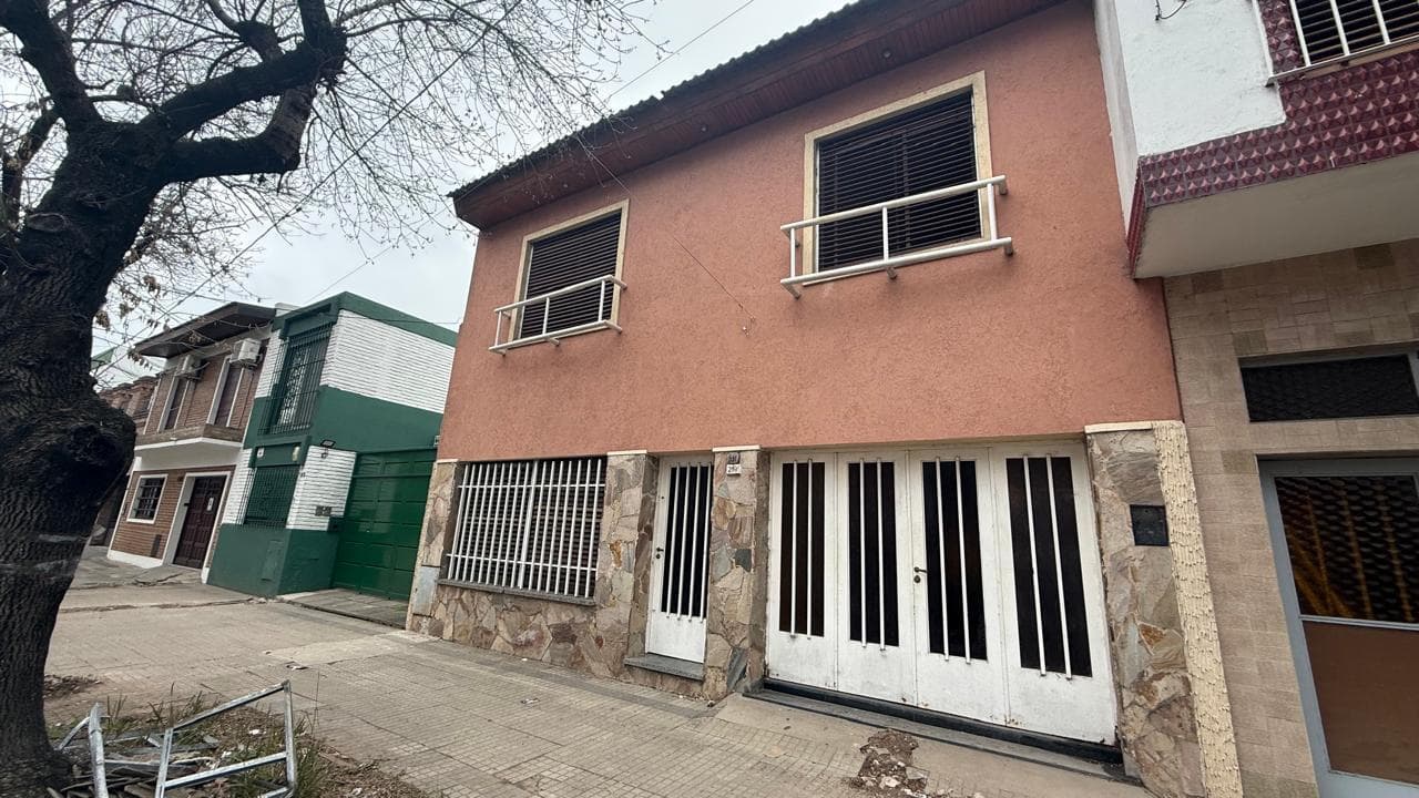 Casa 5 ambientes en La Plata - foto 1