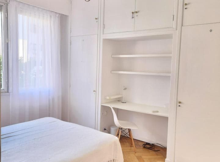 Dormitorio con escritorio