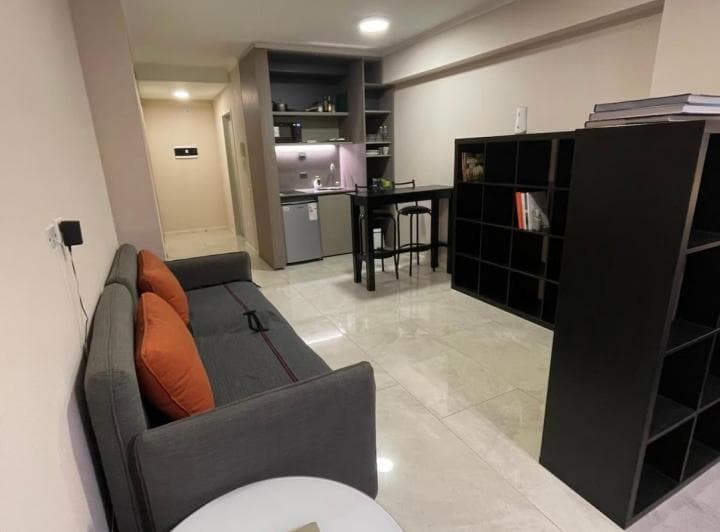 Departamento de un ambiente grande, cocina integrada, baño completo, amueblado y