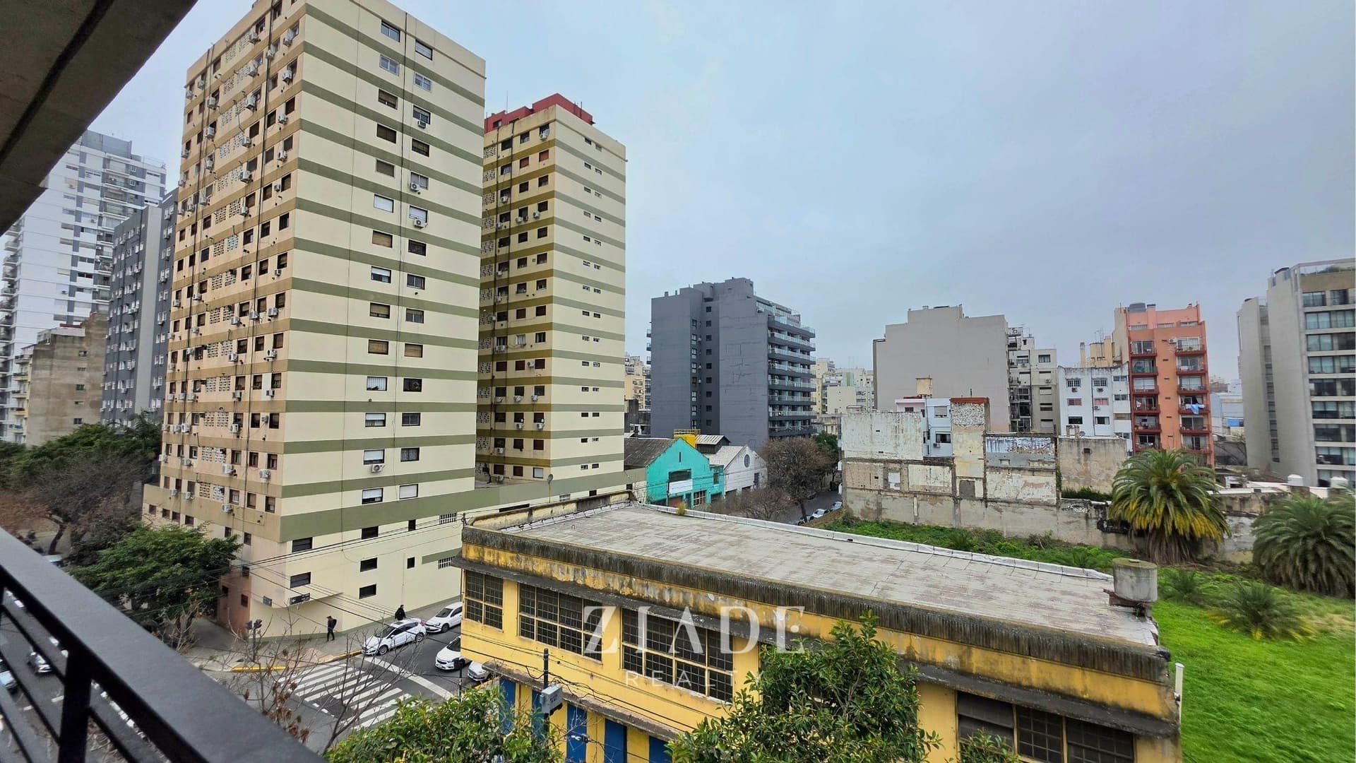 Vista panorámica de la ciudad con edificios altos y calles arboladas.
