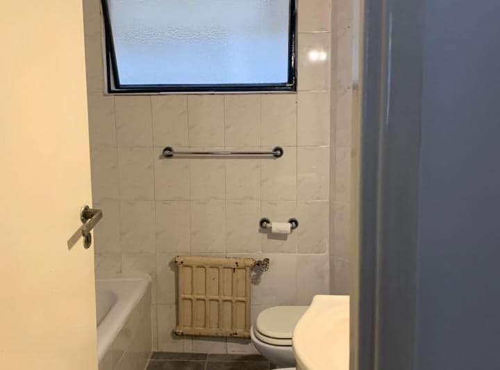 Dos ambientes amplios y luminosos, con Servicios centrales, al contrafrente, rec