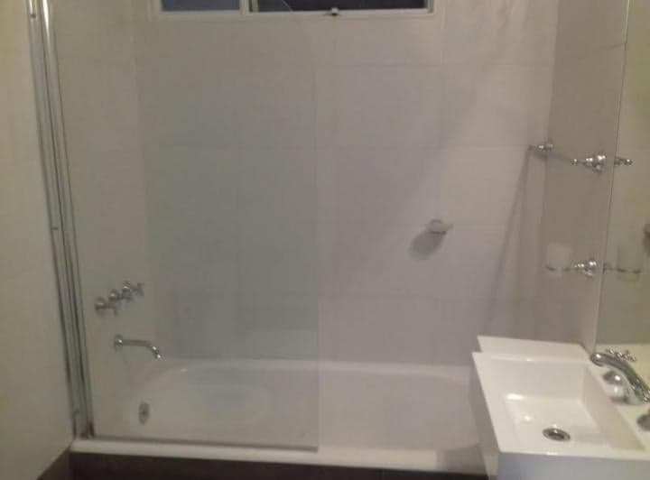 Bañera grande con mampara de vidrio