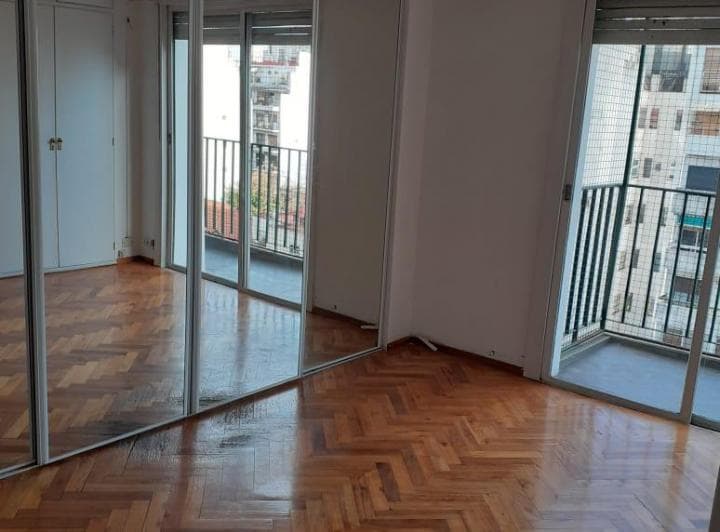 4 ambientes
3 dormitorios
2 baños completos refaccionados
Muy luminoso
Cocina y