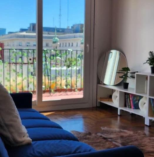 El departamento se encuentra en un 11.º piso y, a pesar de su ubicación céntrica