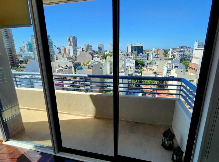 Semi piso en Belgrano totalmente amoblado y equipado, con vista parcial al río.