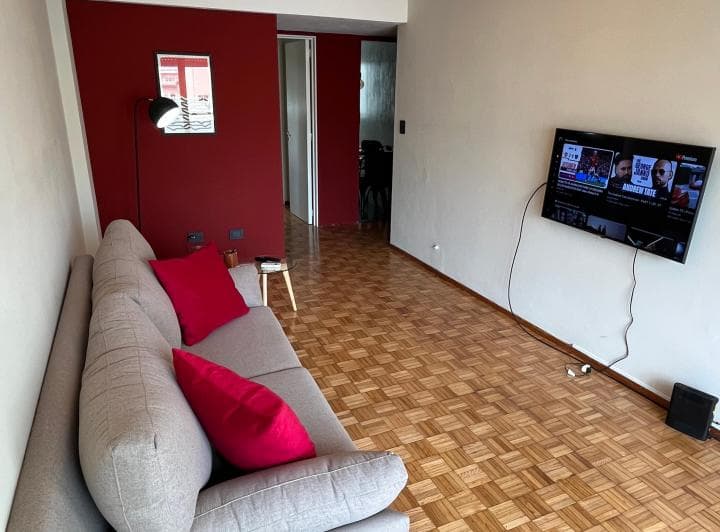 Confortable y moderno 2 ambientes recién reciclado. Completamente amoblado y con